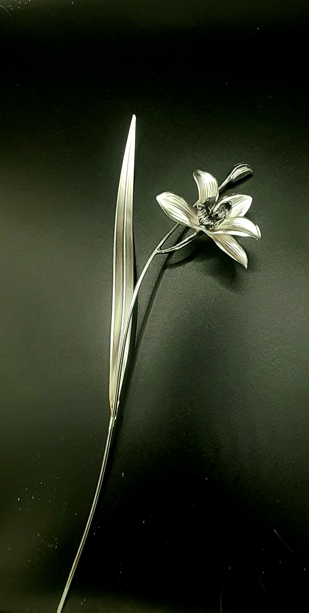 ORQUIDEA PLATA DE LEY CON UNA SOLA FLOR DE 25 CM.