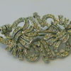 BROCHE  PLATEADO  MOD.  BARROCO  CON  CRISTAL  DE  CUARZO.