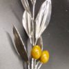 RAMA DE OLIVO ,EN PLATA DE LEY DE 16 CM. CON DOS OLIVAS ESMALTADAS EN VERDE