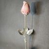 CAPULLO DE ROSA CERRADO EN PLATA DE LEY ,ESMALTADO EN ROSA DE 48 CM.