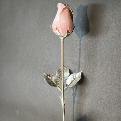 CAPULLO DE ROSA CERRADO EN PLATA DE LEY ,ESMALTADO EN ROSA DE 48 CM.