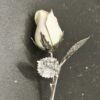 CAPULLO DE ROSA CERRADO DE PLATA DE LEY ESMALTADO EN BLANCO DE 13 CM.