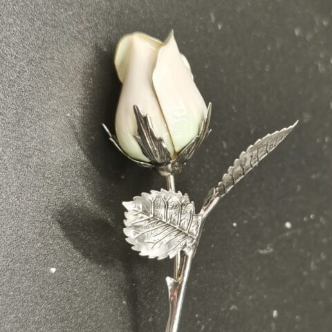 CAPULLO DE ROSA CERRADO DE PLATA DE LEY ESMALTADO EN BLANCO DE 13 CM.