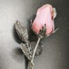 CAPULLO DE ROSA CERRADO DE PLATA DE LEY ESMALTADO EN ROSA DE 13 CM.