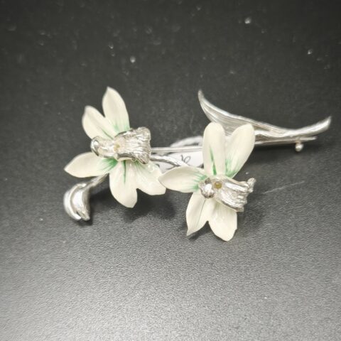 ALFILER CON DOS ORQUIDEAS DE PLATA DE LEY ESMALTADAS EN BLANCO DE 5 CM.