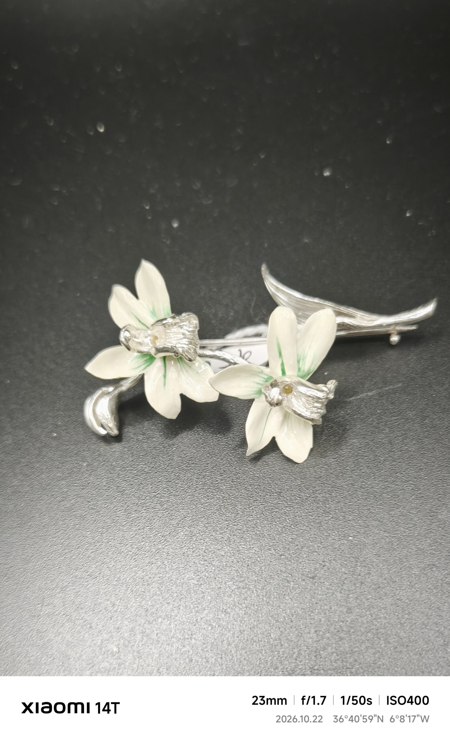 ALFILER CON DOS ORQUIDEAS DE PLATA DE LEY ESMALTADAS EN BLANCO DE 5 CM.