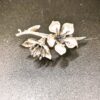 BROCHE CON DOS FLORES DE CEREZO EN PLATA DE LEY DE 5 CM.