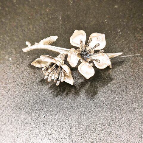 BROCHE CON DOS FLORES DE CEREZO EN PLATA DE LEY DE 5 CM.