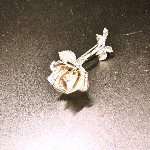 BROCHE FLORAL CON UNA ROSA DE PLATA DE LEY DE 5 CM.