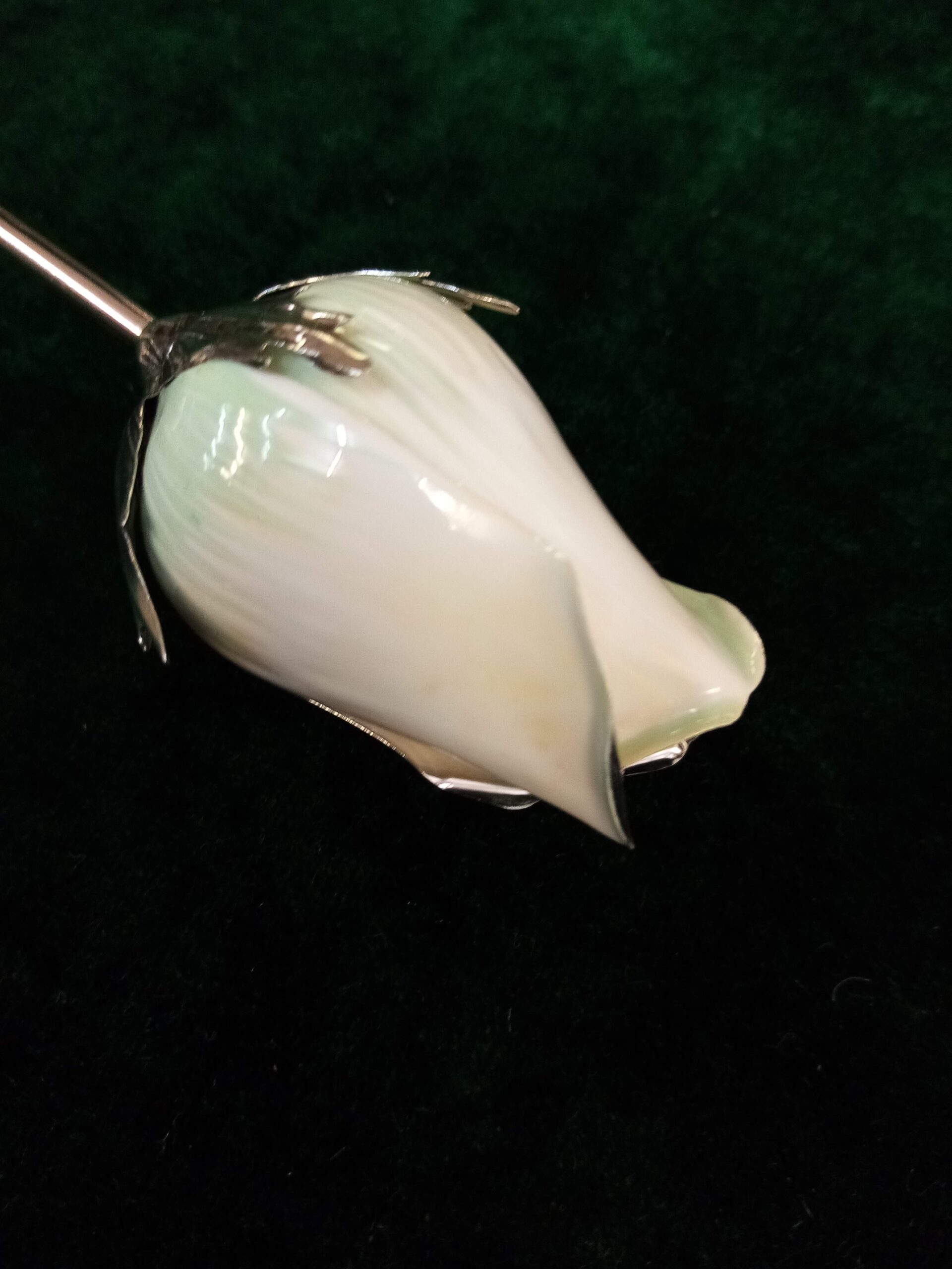 CAPULLO DE ROSA GRANDE MEDIO ABIERTO DE PLATA DE LEY ESMALTADO EN BLANCO DE 48CM. - Imagen 2