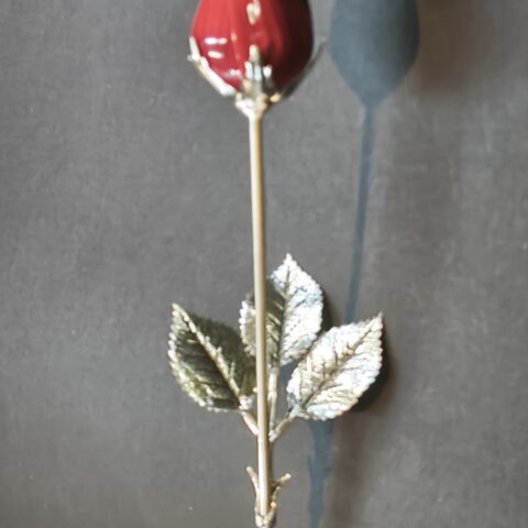 CAPULLO DE ROSA CERRADO EN PLATA DE LEY ESMALTADO EN ROJO DE 48 CM.
