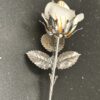 ROSA ABIERTA DE PLATA DE LEY ESMALTADA EN BLANCO DE 13 CM.