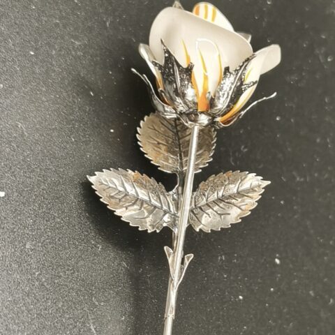 ROSA ABIERTA DE PLATA DE LEY ESMALTADA EN BLANCO DE 13 CM.