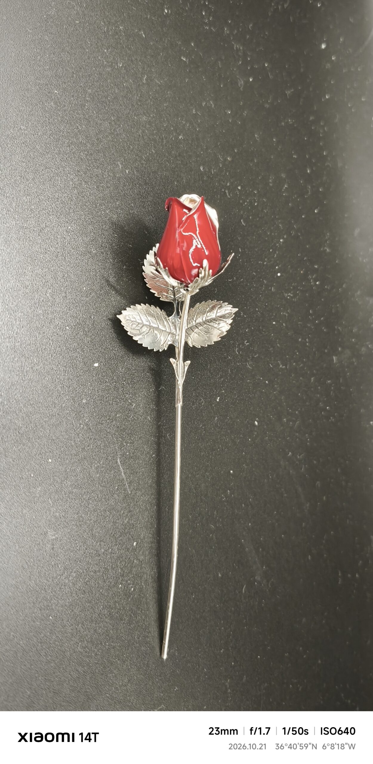 CAPULLO DE ROSA CERRADO DE PLATA DE LEY ESMALTADO EN ROJO DE 13 CM. - Imagen 2