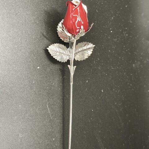 CAPULLO DE ROSA CERRADO DE PLATA DE LEY ESMALTADO EN ROJO DE 13 CM.