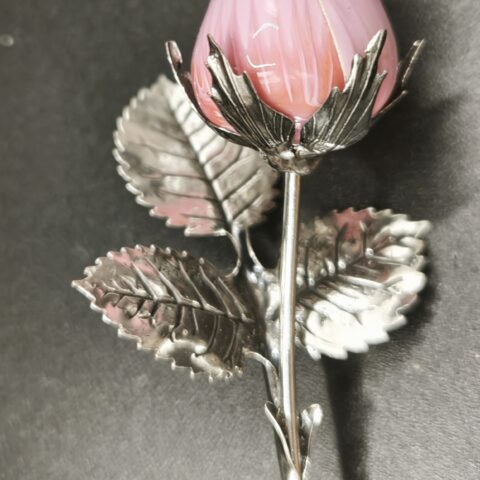 CAPULLO DE ROSA CERRADO DE PLATA DE LEY ESMALTADO EN ROSA DE 13 CM.