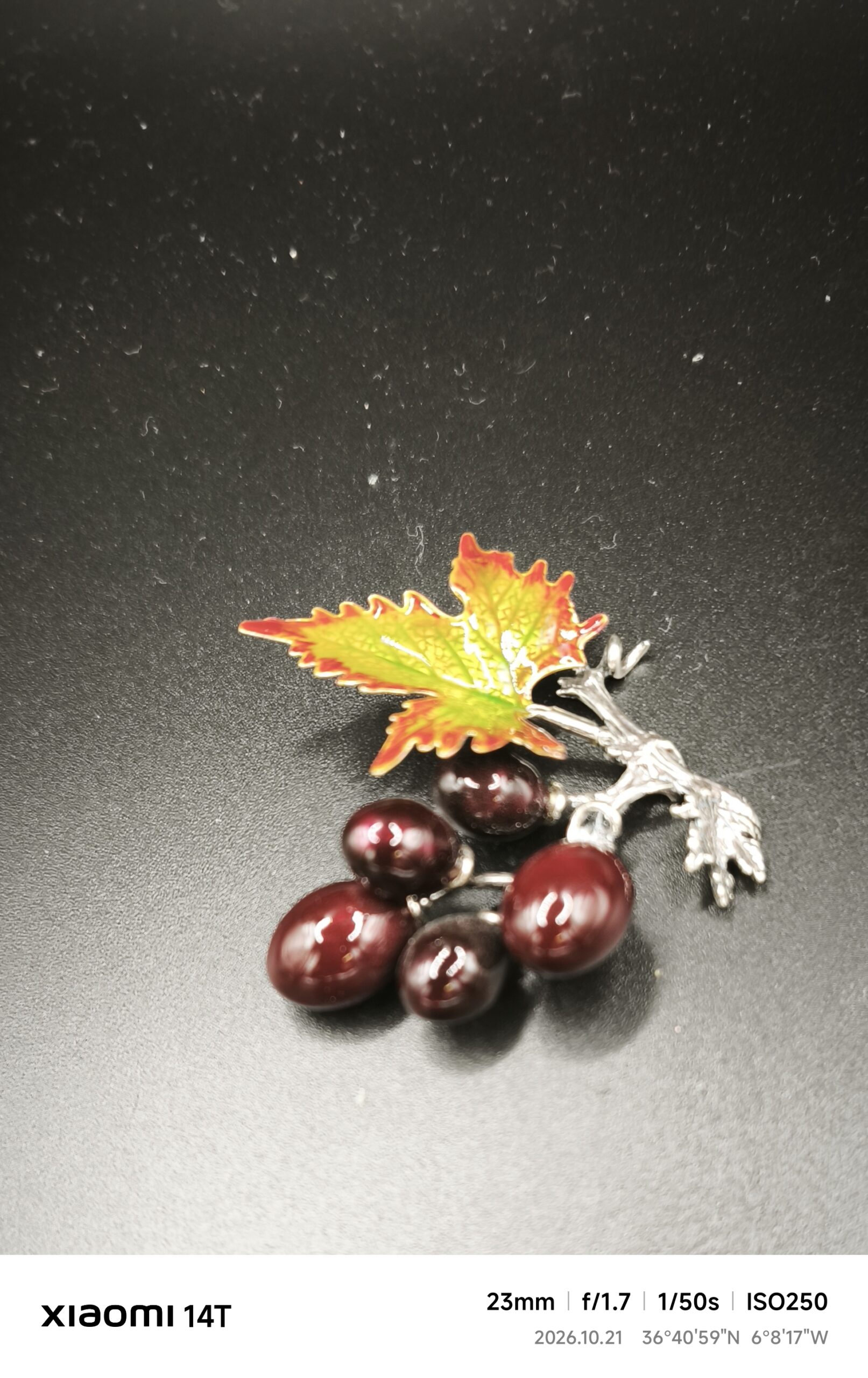 RACIMO DE UVA EN PLATA DE LEY ESMALTADO EN COLOR BURDEOS DE 5 CM. - Imagen 2
