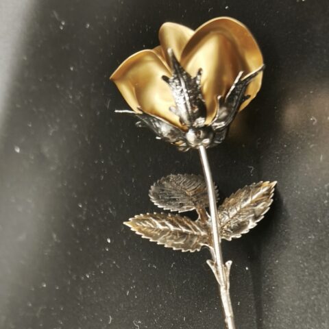 ROSA ABIERTA DE PLATA DE LEY CON BAÑO DE ORO DE 13 CM.