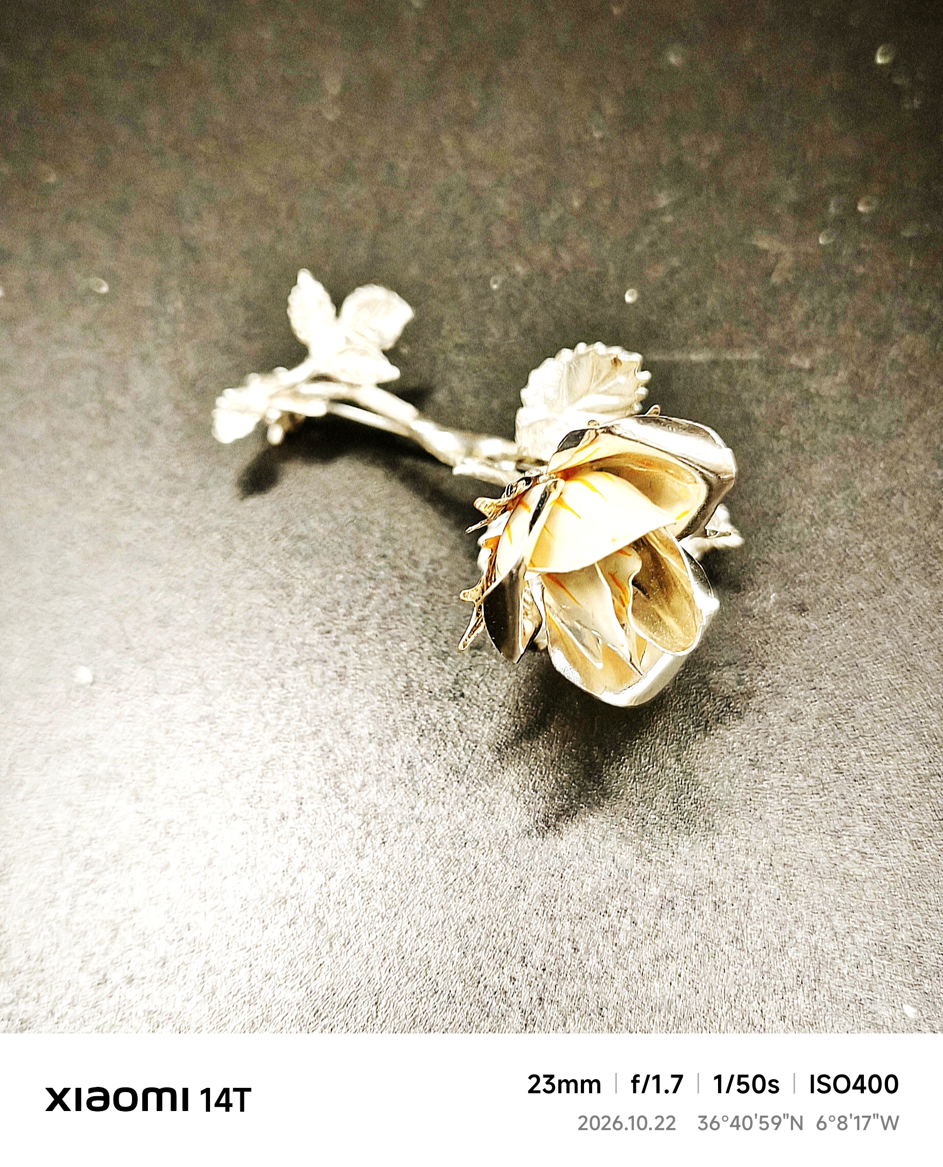 BROCHE FLORAL CON UNA ROSA ESMALTADA EN BLANCO DE PLATA DE LEY DE 5 CM. - Image 2