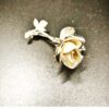 BROCHE FLORAL CON UNA ROSA ESMALTADA EN BLANCO DE PLATA DE LEY DE 5 CM.