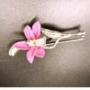 BROCHE FLORAL CON UNA ORQUIDEA ESMALTADA EN ROSA DE PLATA DE LEY DE 5 CM.