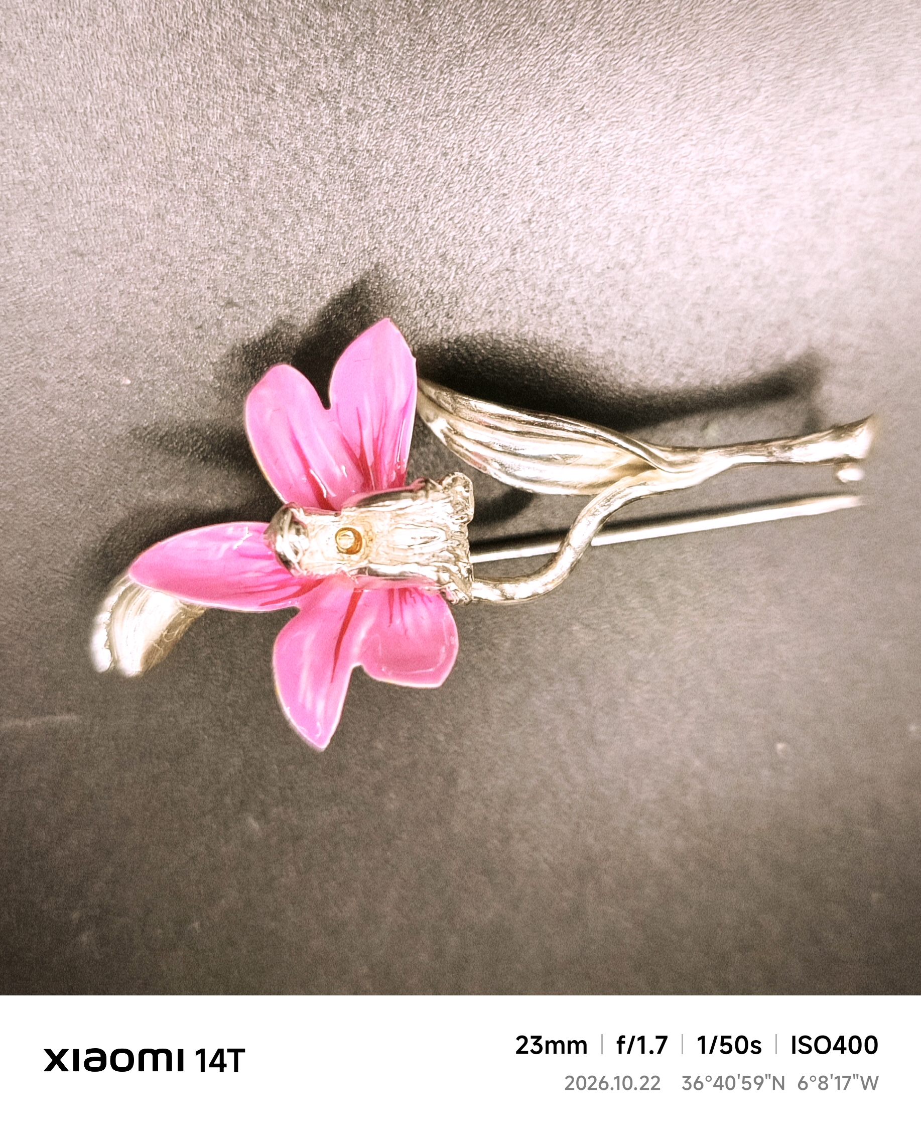 BROCHE FLORAL CON UNA ORQUIDEA ESMALTADA EN ROSA DE PLATA DE LEY DE 5 CM.