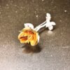BROCHE FLORAL CON UNA ROSA DORADA DE PLATA DE LEY DE 5 CM.