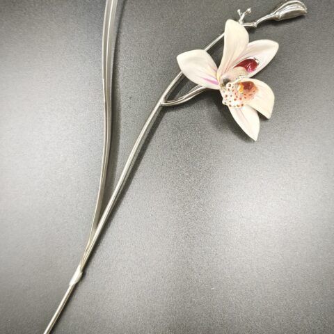 ORQUIDEA  DE PLATA DE LEY ,ESMALTADA EN BLANCO DE UNA SOLA FLOR .DE 25 CM.
