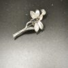 ALFILER CON  UNA ORQUIDEA EN PLATA DE LEY DE 5  CM.