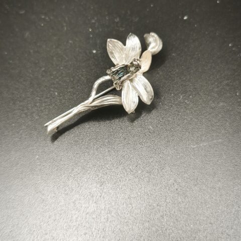 ALFILER CON  UNA ORQUIDEA EN PLATA DE LEY DE 5  CM.